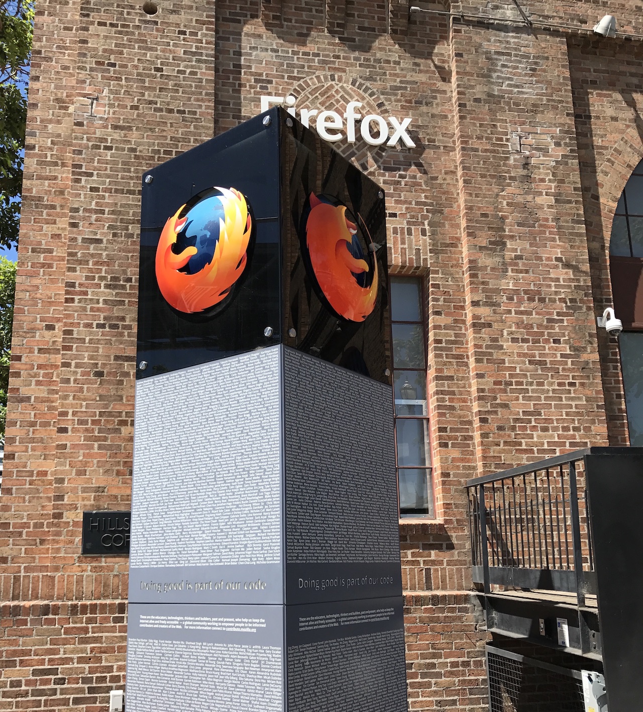 Mozilla San Francisco ofisi girişinde Firefox&rsquo;a katkıda bulunanların isminin yazıldığı anıt
